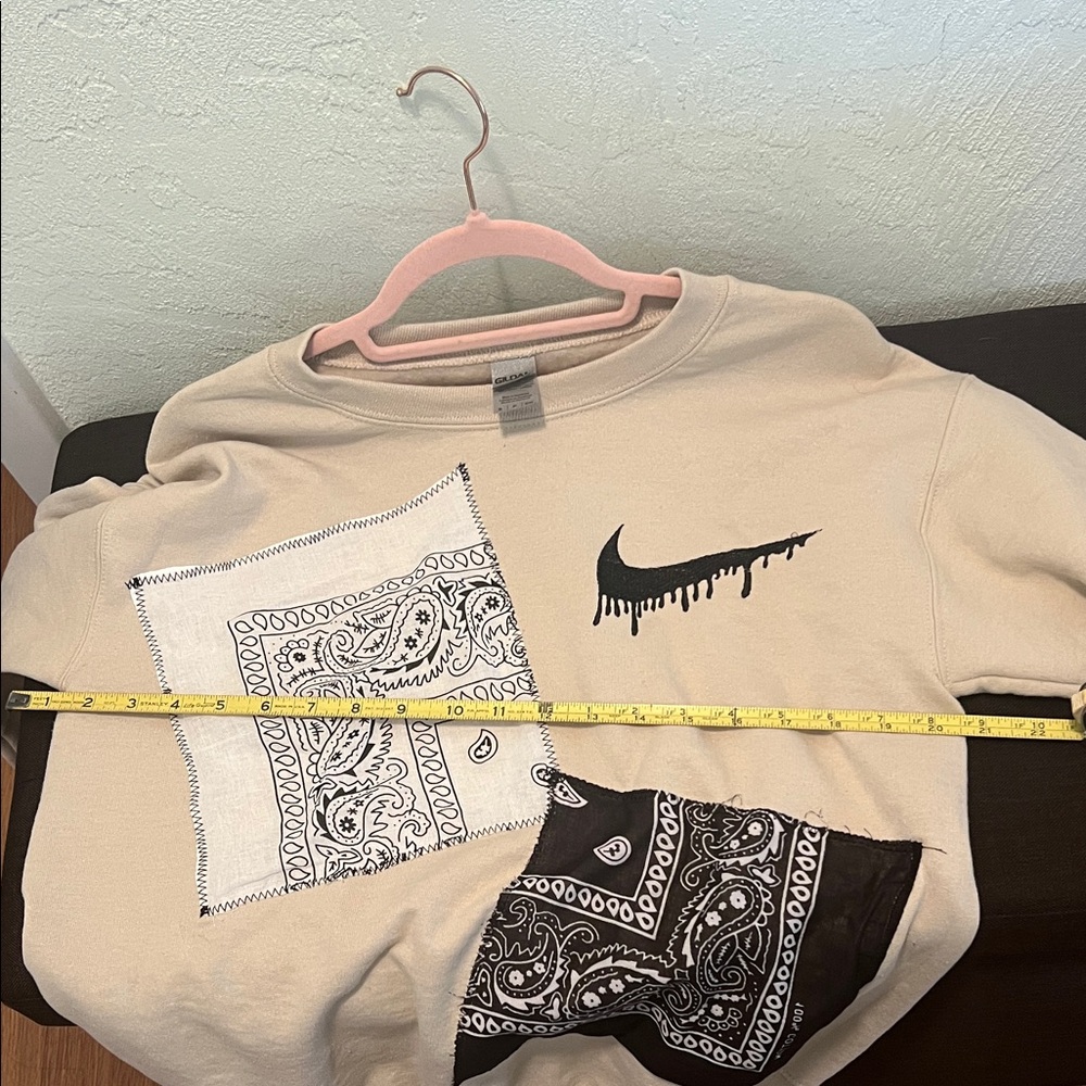 #1442+ Unisex’s Nike Cream and Black Graphic Sweater - Picture 6 of 10
